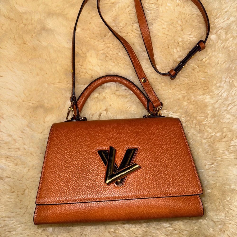 Stylish good quality well made pre-owned leather bag purse brown, made in China